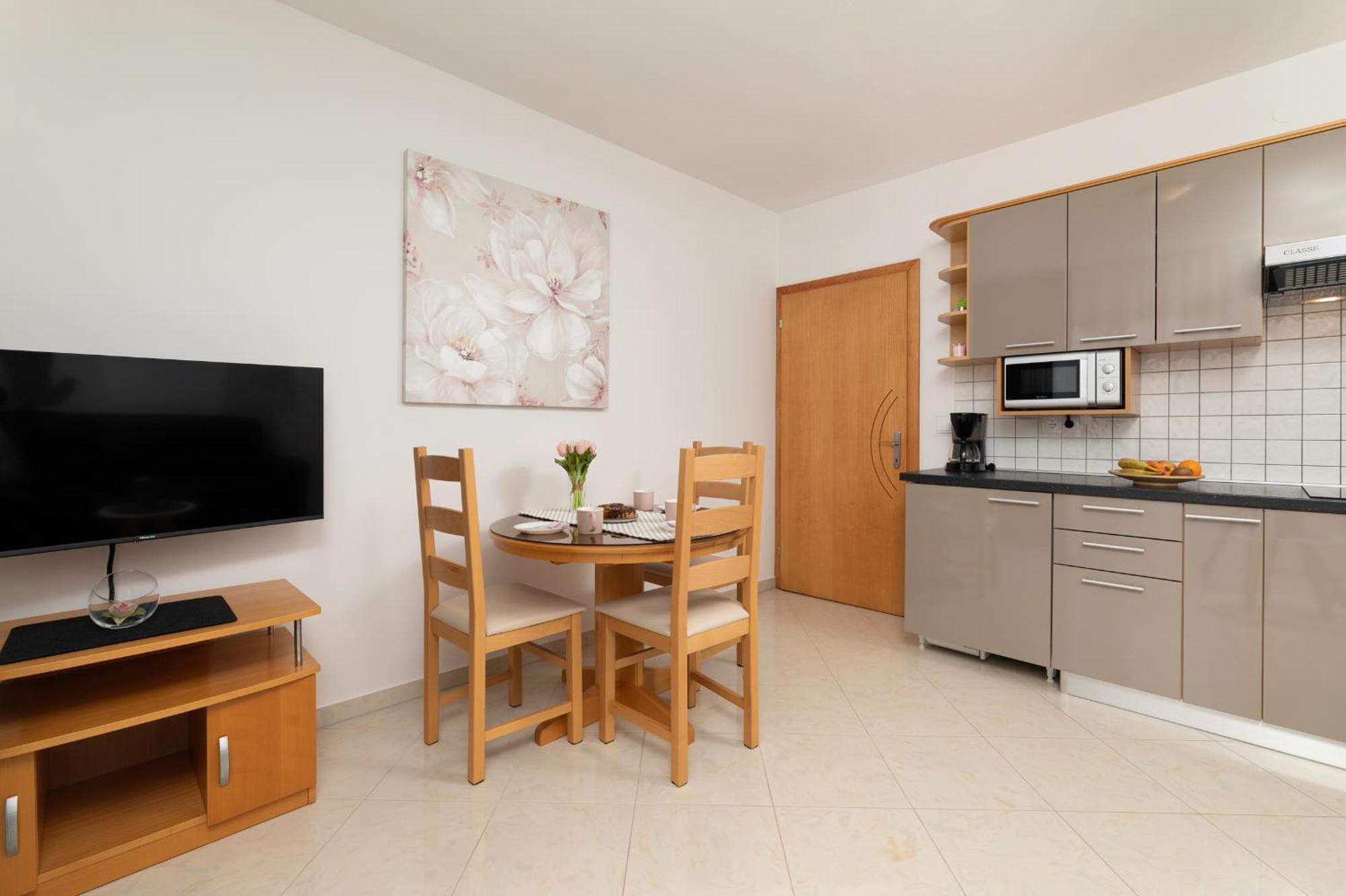 Apartments Kvarner 2 Малинска Экстерьер фото